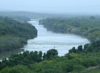 Hallan un migrante muerto al borde del río en la frontera entre México y EEUU