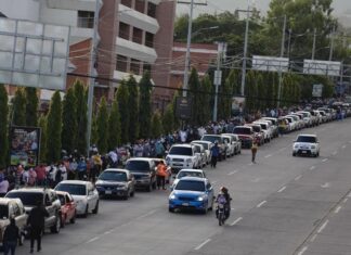 Interminables filas en centros del «Vacunatón» en la capital