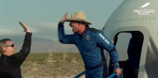 Jeff Bezos vuelve a tierra tras un paseo de 11 minutos por el espacio