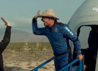 Jeff Bezos vuelve a tierra tras un paseo de 11 minutos por el espacio