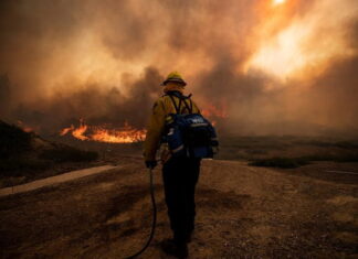 Los bomberos logran contener más del 50% del mayor incendio activo en EE. UU.