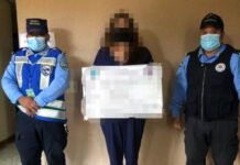 Capturan a una mujer con al menos 285 mil lempiras en el aeropuerto de Roatán