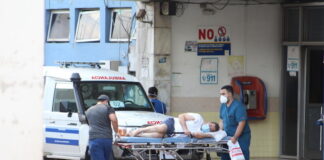 Ante el colapso del sistema sanitario del país, los pacientes deben esperar hasta siete días para obtener un cupo en los hospitales