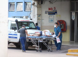 Ante el colapso del sistema sanitario del país, los pacientes deben esperar hasta siete días para obtener un cupo en los hospitales