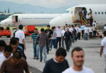 Al rededor de 145 migrantes hondureños son deportados a diario desde Estados Unidos y México
