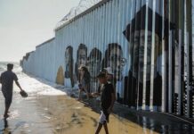 Los rostros de deportados se plasman en el muro entre México y EE. UU.