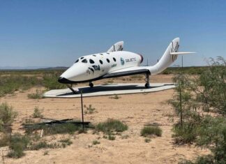 El millonario Richard Branson cumple su sueño y llega al espacio en su propio avión