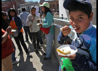 Un profesor y sus estudiantes presentaron «la torta más alta de Bolivia»
