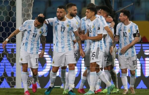 Argentina propina pequeño Maracanazo y alza decimoquinta copa 28 años después