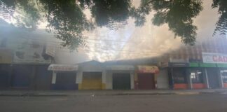Voraz incendio consume locales comerciales en SPS