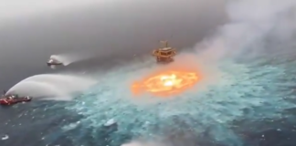 Una fuga submarina provoca un gran incendio en las aguas del Golfo de México (Vídeo)