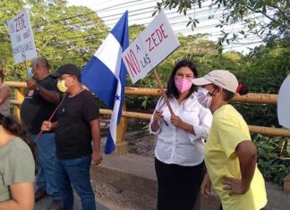 Ceibeños protestan en el Puente Danto y dicen ¡No a las ZEDE´s!