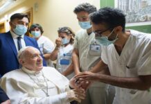 El papa Francisco sale del hospital tras su operación y llega al Vaticano