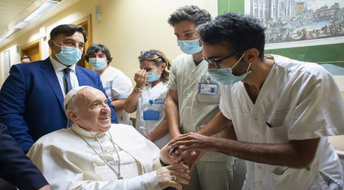 El papa Francisco sale del hospital tras su operación y llega al Vaticano