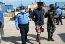 Detienen a sujeto por robo con fuerza en Roatán
