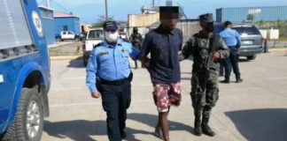 Detienen a sujeto por robo con fuerza en Roatán