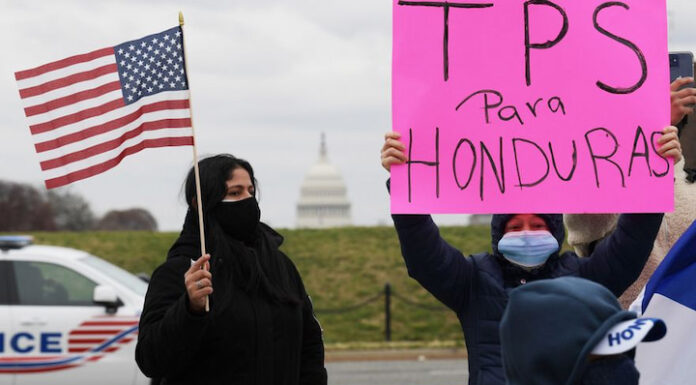 Hondureños protestan en Washington para exigir al presidente Biden que apruebe un TPS