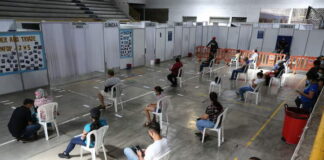 Decenas de capitalinos esperan un cupo disponible en centros de triaje ante el colapso de los hospitales