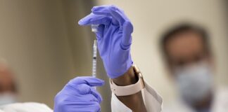 Nueva York exige a sanitarios a vacunarse o hacerse test anticovid semanales