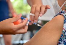 Vacuna contra la gripe protege contra un Covid-19 severo, según estudio global