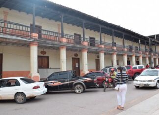 Empleados se toman instalaciones de alcaldía municipal de Juticalpa, por sueldos atrasados