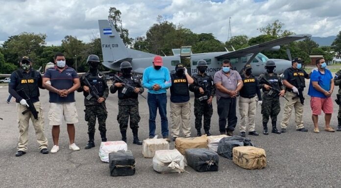 Alcalde de Roatán y tres detenidos más son remitidos a Tegucigalpa con la droga incautada para iniciar juicio
