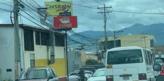 Decomisan unidad de microbús y multa de L2,500 a “busero” por conducir en contravía en la capital