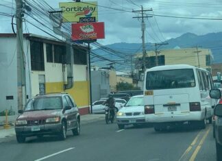 Decomisan unidad de microbús y multa de L2,500 a “busero” por conducir en contravía en la capital