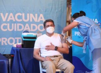 Presidente Hernández recibe la segunda dosis de la vacuna contra la covid-19