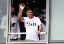 Messi aterriza en París para firmar por el PSG