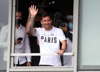 Messi aterriza en París para firmar por el PSG