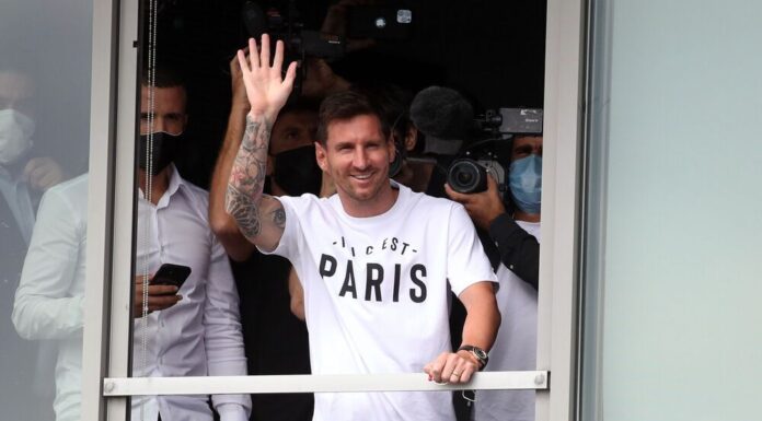 Messi aterriza en París para firmar por el PSG