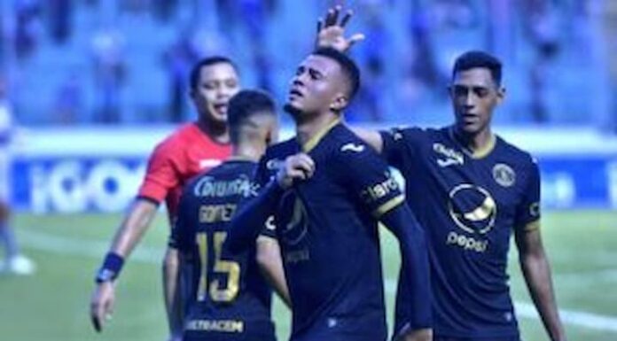 El clásico capitalino se pintó de azul con el triunfo del Motagua 3-2 ante el Olimpia