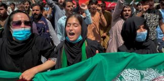 Mujeres afganas desafían a los talibanes exigiendo sus derechos