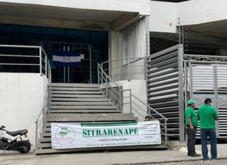 Empleados del RNP y del IHAH realizan plantón por falta de pago