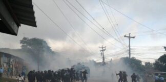 Con gas lacrimógeno desalojan a manifestantes en carretera al sur