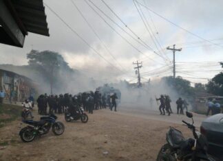 Con gas lacrimógeno desalojan a manifestantes en carretera al sur