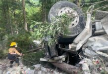 Volcamiento de camión en Siguatepeque deja un muerto y un herido