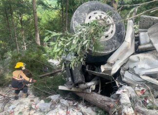 Volcamiento de camión en Siguatepeque deja un muerto y un herido