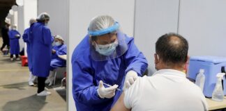 Afluencia de personas en norte de Honduras para aplicarse dosis de refuerzo anticovid-19 ante amenazas de variantes