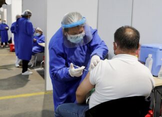 Afluencia de personas en norte de Honduras para aplicarse dosis de refuerzo anticovid-19 ante amenazas de variantes