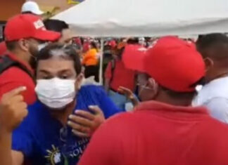 Activistas políticos se van a los empujones durante el vacunatón en El Progreso