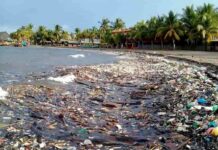 Honduras pide nuevamente a Guatemala tomar acciones para detener la basura que llega a las playas en Omoa, Cortés