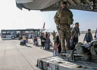 Republicanos urgen a Biden a permanecer en Kabul hasta completar evacuación