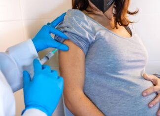 Es importante que hoy las mujeres embarazas acudan a recibir su vacuna contra el Covid-19: viceministro de salud