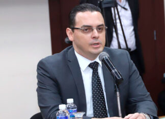 Kelvin Aguirre niega que haya abierto la puerta a turba nacionalista e indica que fue víctima de agresiones