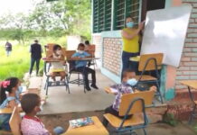 Maestra imparte clases presenciales al aire libre en Catacamas
