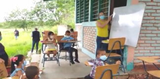 Maestra imparte clases presenciales al aire libre en Catacamas