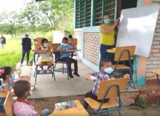 Maestra imparte clases presenciales al aire libre en Catacamas
