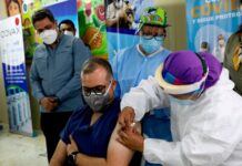 Al menos 20 médicos vacunados con las dos dosis se han contagiado de Covid-19 en el país
